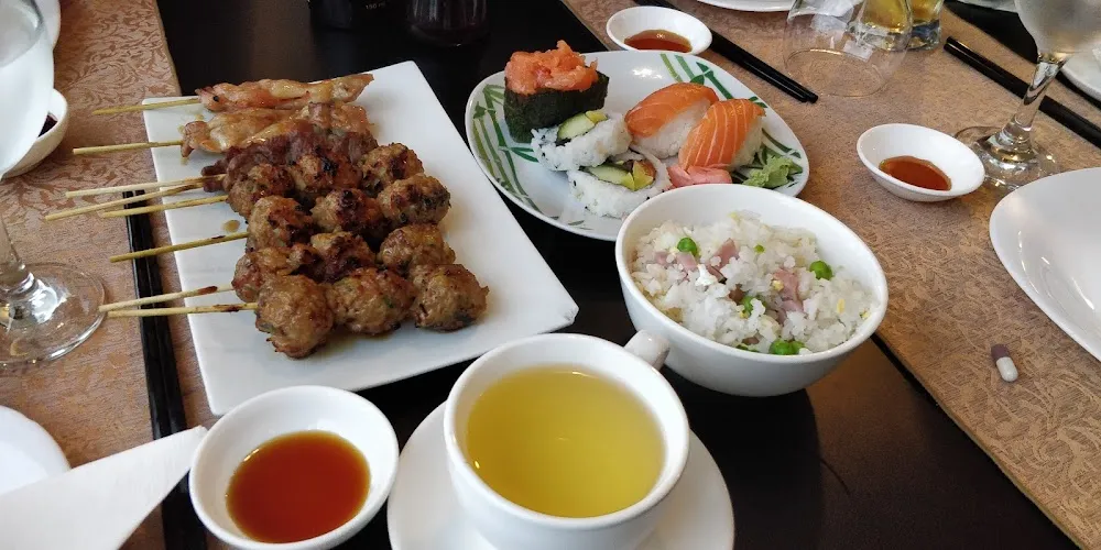 Riz Cantonais Thé Au Jasmin Brochettes Maki Sushi